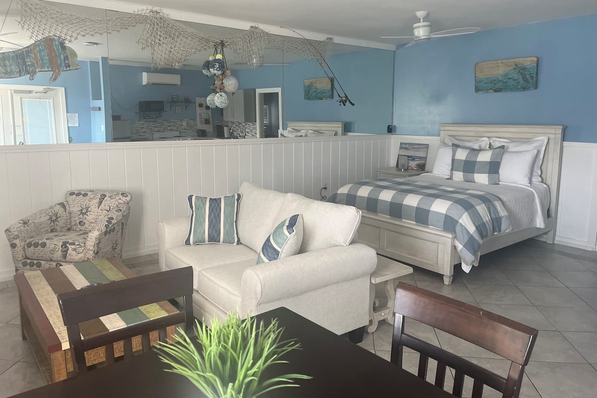 Studio Suite | Iron/ironing board, free WiFi, individually furnished, bed sheets