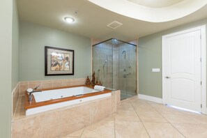 Regadera, bidet, toallas, jabón 