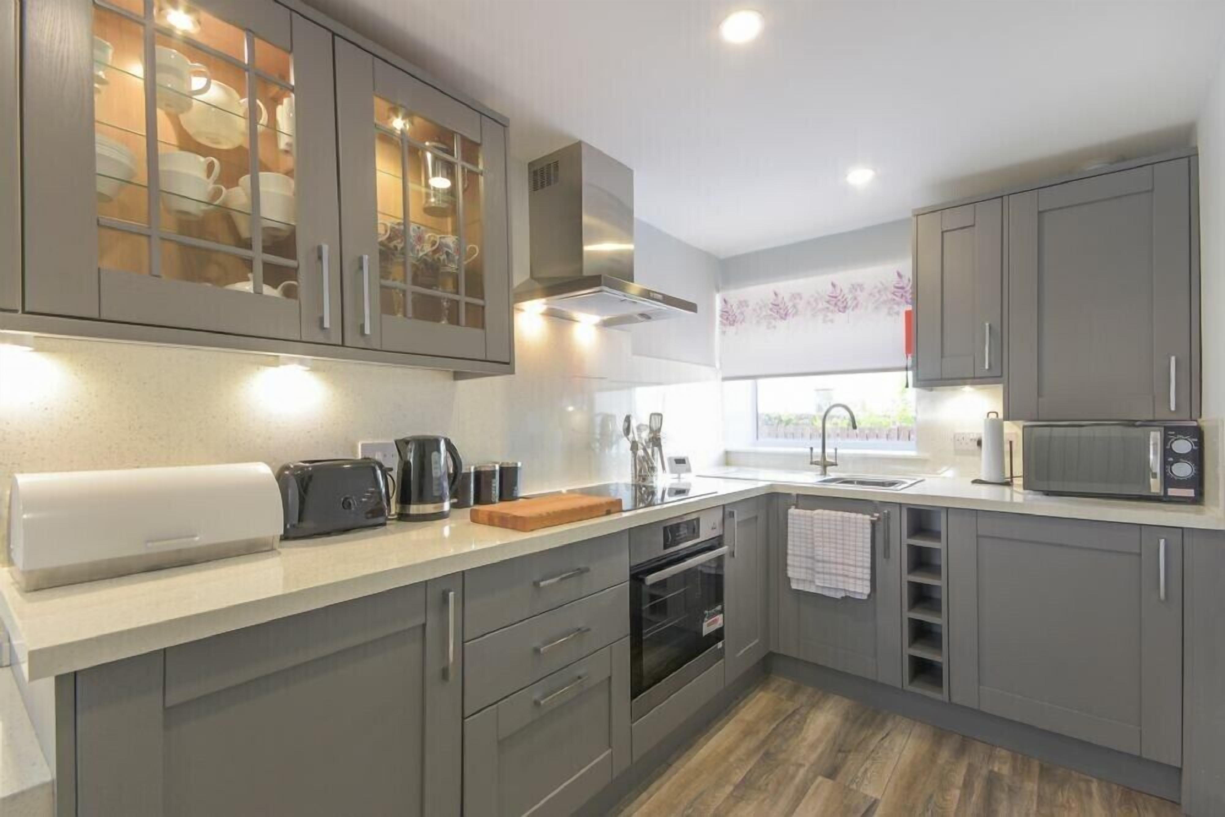 Køleskab, køkkentøj/tallerkener/redskaber