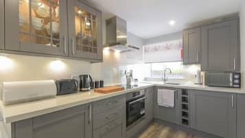 Fridge, cookware/dishes/utensils