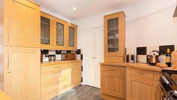 Fridge, dishwasher, cookware/dishes/utensils