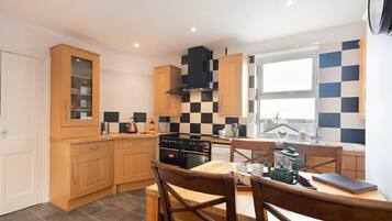 Fridge, dishwasher, cookware/dishes/utensils