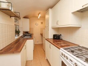 Fridge, dishwasher, cookware/dishes/utensils - Hardys House (Alnwick)