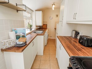 Cottage | Private kitchen | Fridge, dishwasher, cookware/dishes/utensils