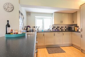 Fridge, dishwasher, cookware/dishes/utensils - Schooner Court No1 (Alnwick)