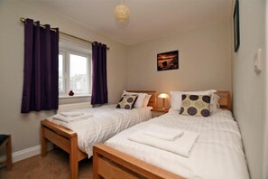 2 Schlafzimmer, individuell dekoriert, individuell eingerichtet