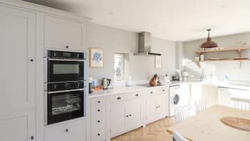 Fridge, dishwasher, cookware/dishes/utensils