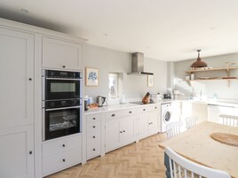 Geladeira, lava-louças, talheres/pratos/utensílios de cozinha