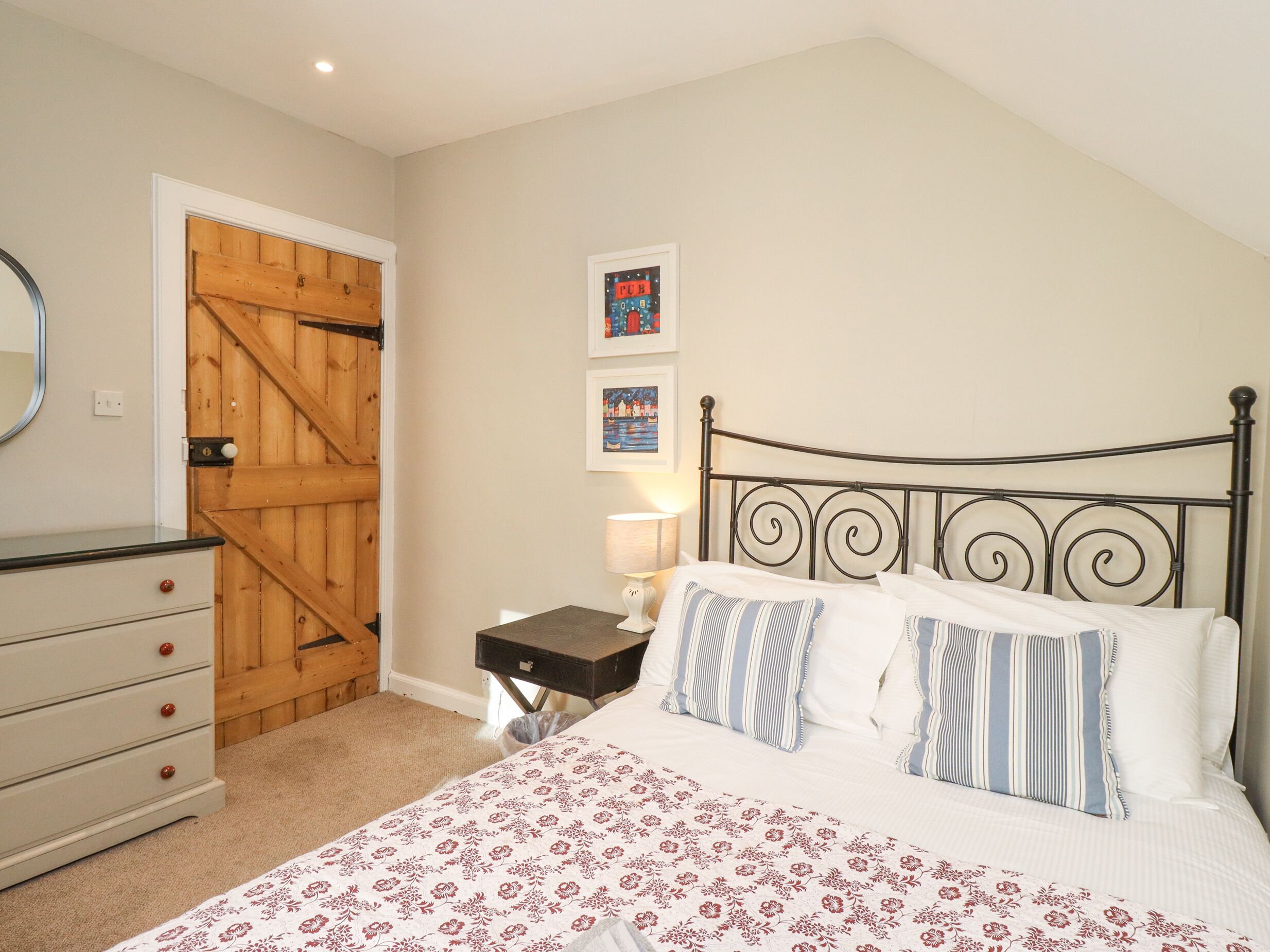 4 bedrooms, individually decorated, individually furnished, free WiFi
