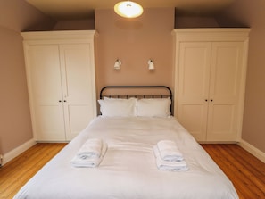 2 عدّة غرف نوم وبديكورات فريدة لكل غرفة وطراز فريد لكل وحدة