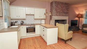 Kühlschrank, Geschirrspüler, Kochgeschirr/Geschirr/Besteck