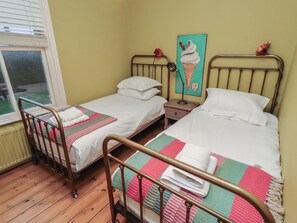 2 Schlafzimmer, individuell dekoriert, individuell eingerichtet