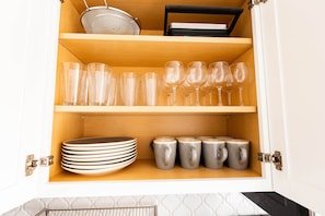 冰箱、微波炉、烤箱、炉灶