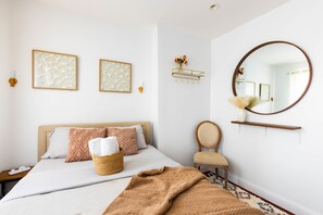 4 bedrooms, iron/ironing board, WiFi, bed sheets