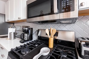 冰箱、微波炉、烤箱、炉灶