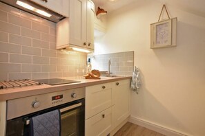 Fridge, cookware/dishes/utensils - Sandpiper (Alnwick)