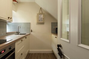 Cottage | Private kitchen | Fridge, cookware/dishes/utensils - Sandpiper (Alnwick)