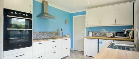 Fridge, dishwasher, cookware/dishes/utensils