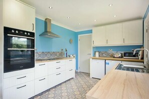 Fridge, dishwasher, cookware/dishes/utensils - Spuggies Rest (Alnwick)