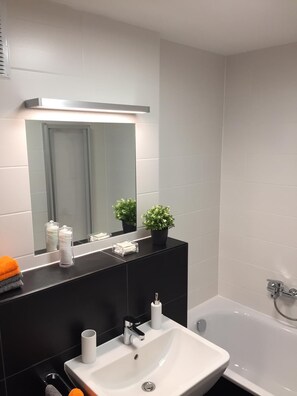Combined shower/bathtub, hair dryer, towels, soap - KL27: Luxurious Modern Apartment in the heart of Kaiserslautern (Kaiserslautern)