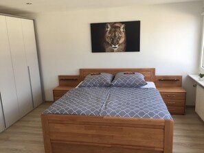 1 bedroom, in-room safe, desk, iron/ironing board - KL27: Luxurious Modern Apartment in the heart of Kaiserslautern (Kaiserslautern)