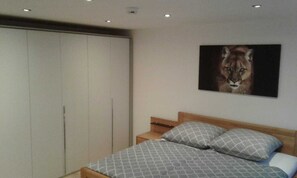 1 bedroom, in-room safe, desk, iron/ironing board