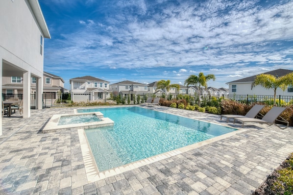 Alberca al aire libre y alberca climatizada