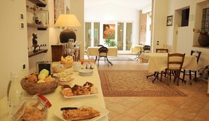 Desayuno buffet todos los días (con cargo)