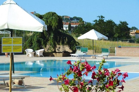 Una piscina al aire libre de temporada