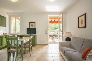 Leilighet – classic, 1 soverom, privat bad, 1. etasje | Oppholdsområde | En 28-tommers Flatskjerm-TV med digitale kanaler samt TV