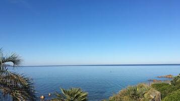 PĂ„ stranden og solsenger