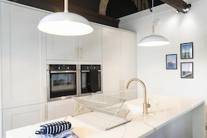 冷蔵庫、食器洗い機、調理器具と食器