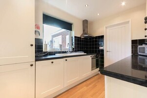 Køleskab, opvaskemaskine, køkkentøj/tallerkener/redskaber