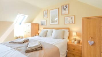 3 quartos, individualmente decorados, individualmente mobiliados