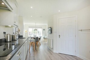 Fridge, dishwasher, cookware/dishes/utensils - Luna Tide (Seahouses)