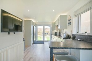 Dishwasher, cookware/dishes/utensils