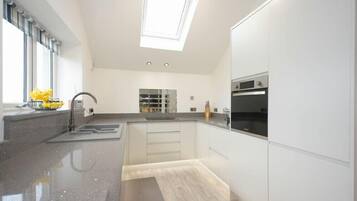 Fridge, cookware/dishes/utensils