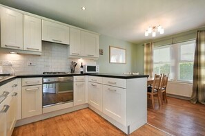 Geladeira, lava-louças, talheres/pratos/utensílios de cozinha