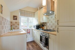 Réfrigérateur, lave-vaisselle, vaisselle et ustensiles