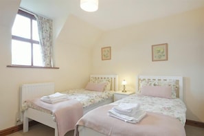 3 quartos, individualmente decorados, individualmente mobiliados