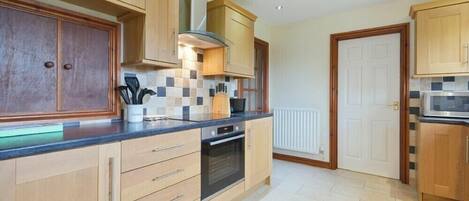 Kjøleskap, oppvaskmaskin og kjøkkenutstyr