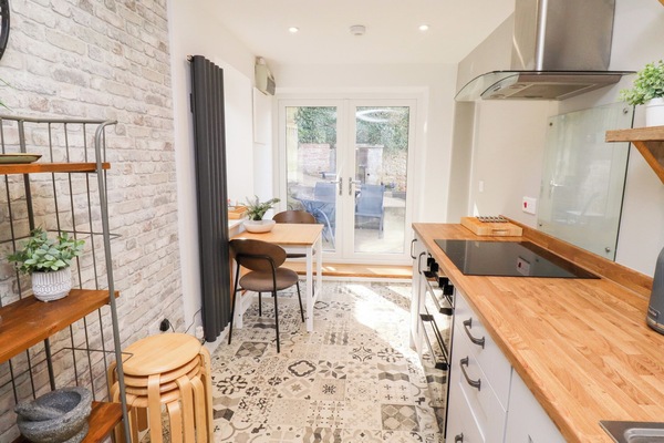 Cottage | Private kitchen | Dishwasher, cookware/dishes/utensils