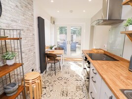 Cottage | Private kitchen | Dishwasher, cookware/dishes/utensils