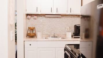 Coffee/tea maker, fridge, microwave, oven