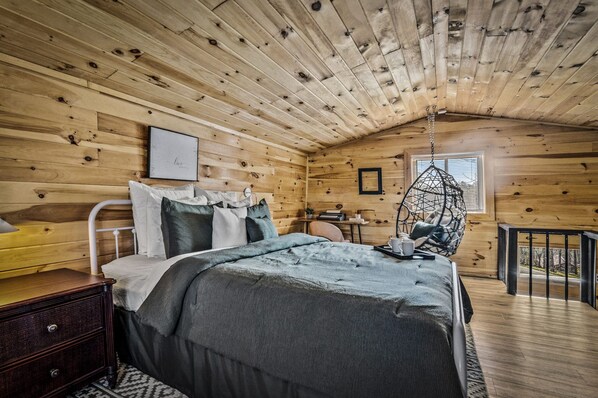 2 bedrooms, desk, WiFi, bed sheets