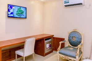 Minibar, decoración personalizada, muebles diferentes y escritorio