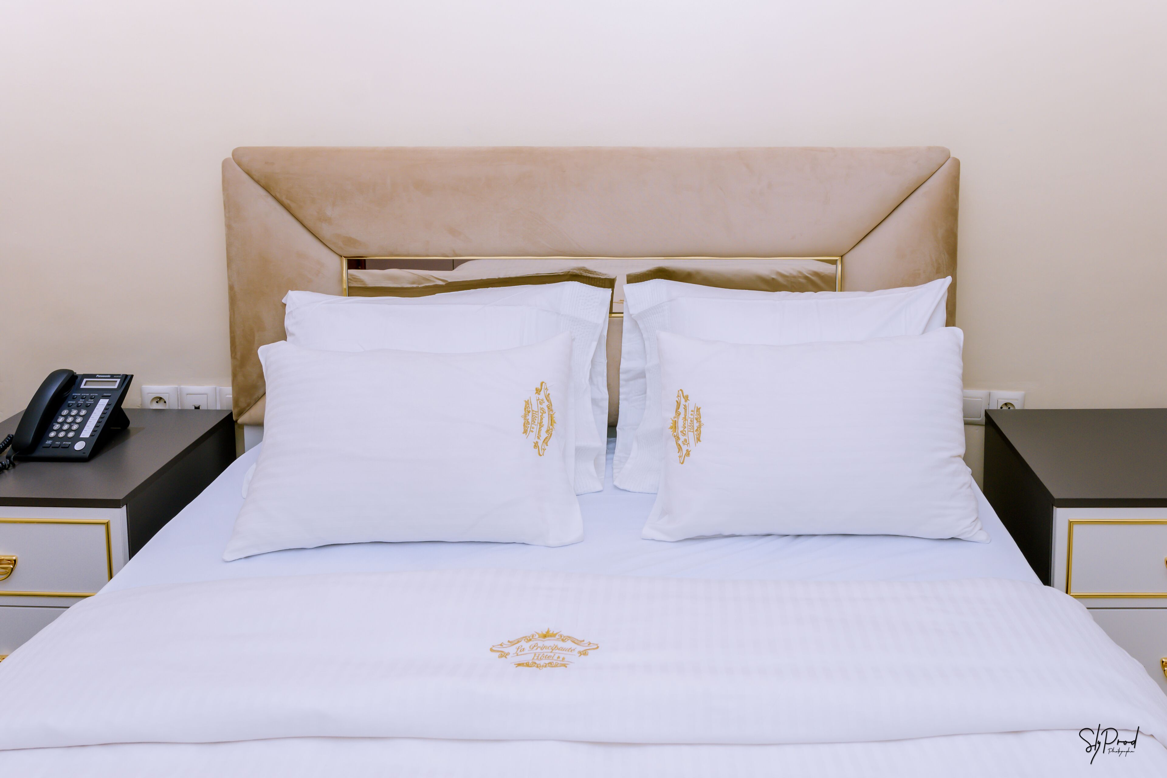 deluxe double room | minibar, individually decorated, individually furnished, desk