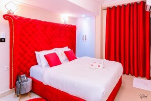 Minibar, decoración personalizada, muebles diferentes y escritorio