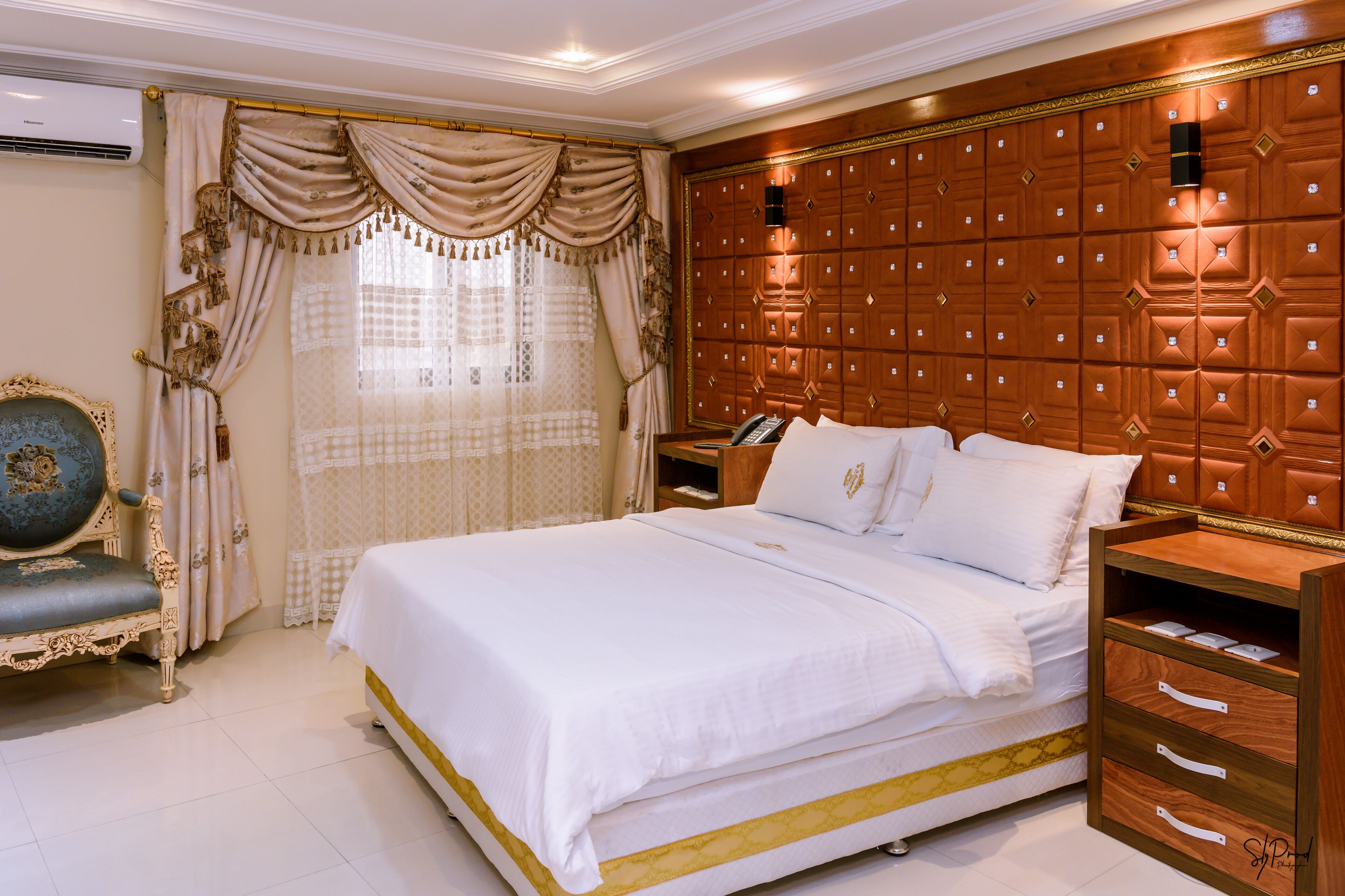 royal room | minibar, individually decorated, individually furnished, desk