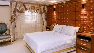 Royal kamer | Een minibar, individueel gedecoreerd, individueel gemeubileerd